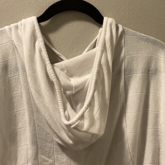 Decree brand women’s white pheasant top. - Picture 4 of 6
